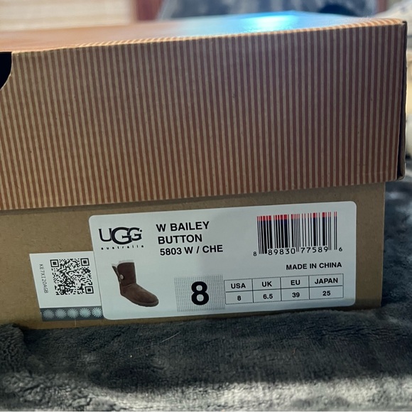UGG Bailey Button boots size 8 - Picture 1 of 7
